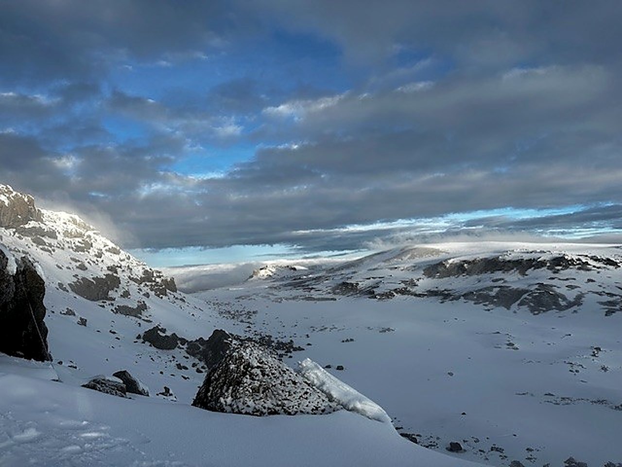 Panorama du cratère enneigé du Kilimandjaro au petit matin
